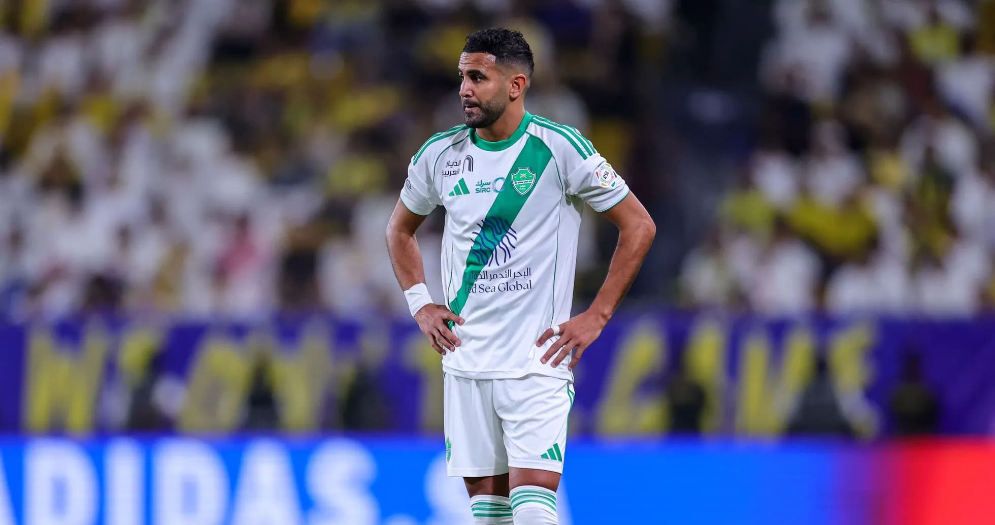 Jugador de fútbol en acción durante un partido