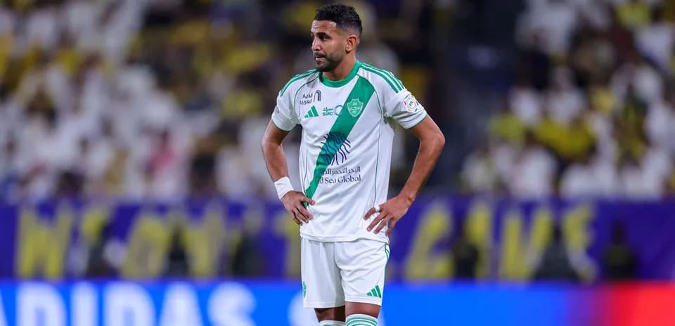 Jugador de fútbol en acción durante un partido
