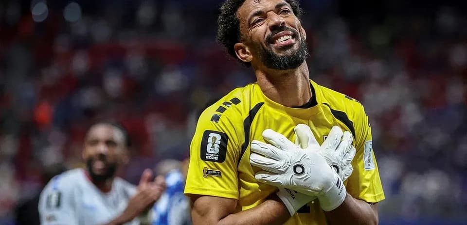 Portero con guantes celebrando en el campo