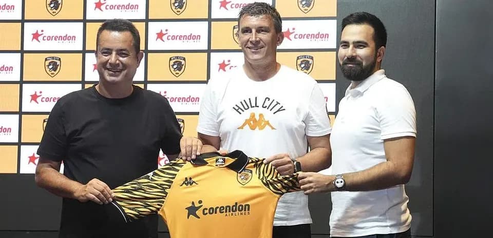 Presentación de nuevo entrenador con camiseta de Hull City