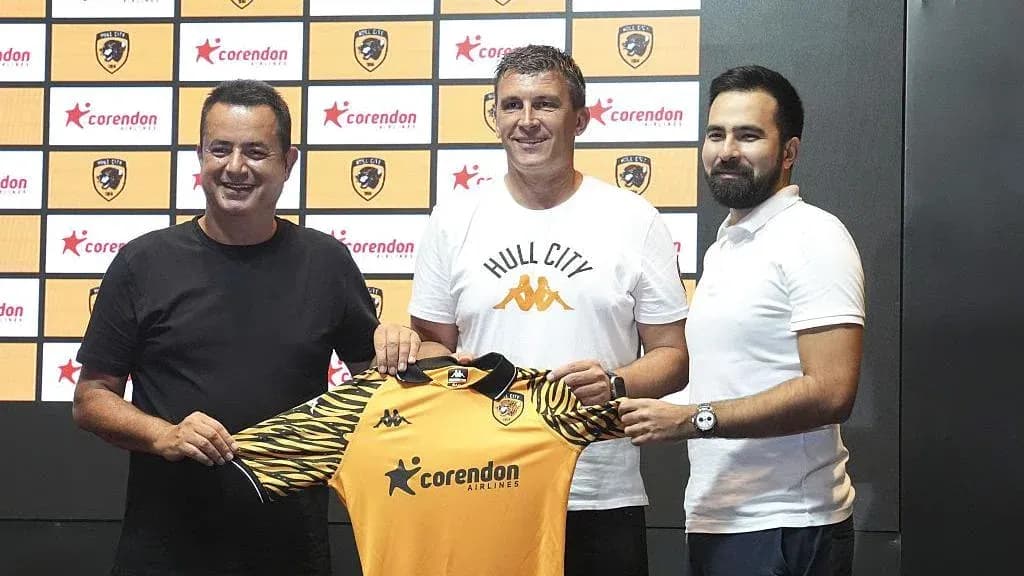 Presentación de nuevo entrenador con camiseta de Hull City