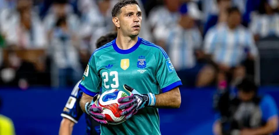 Portero argentino sosteniendo el balón en el campo