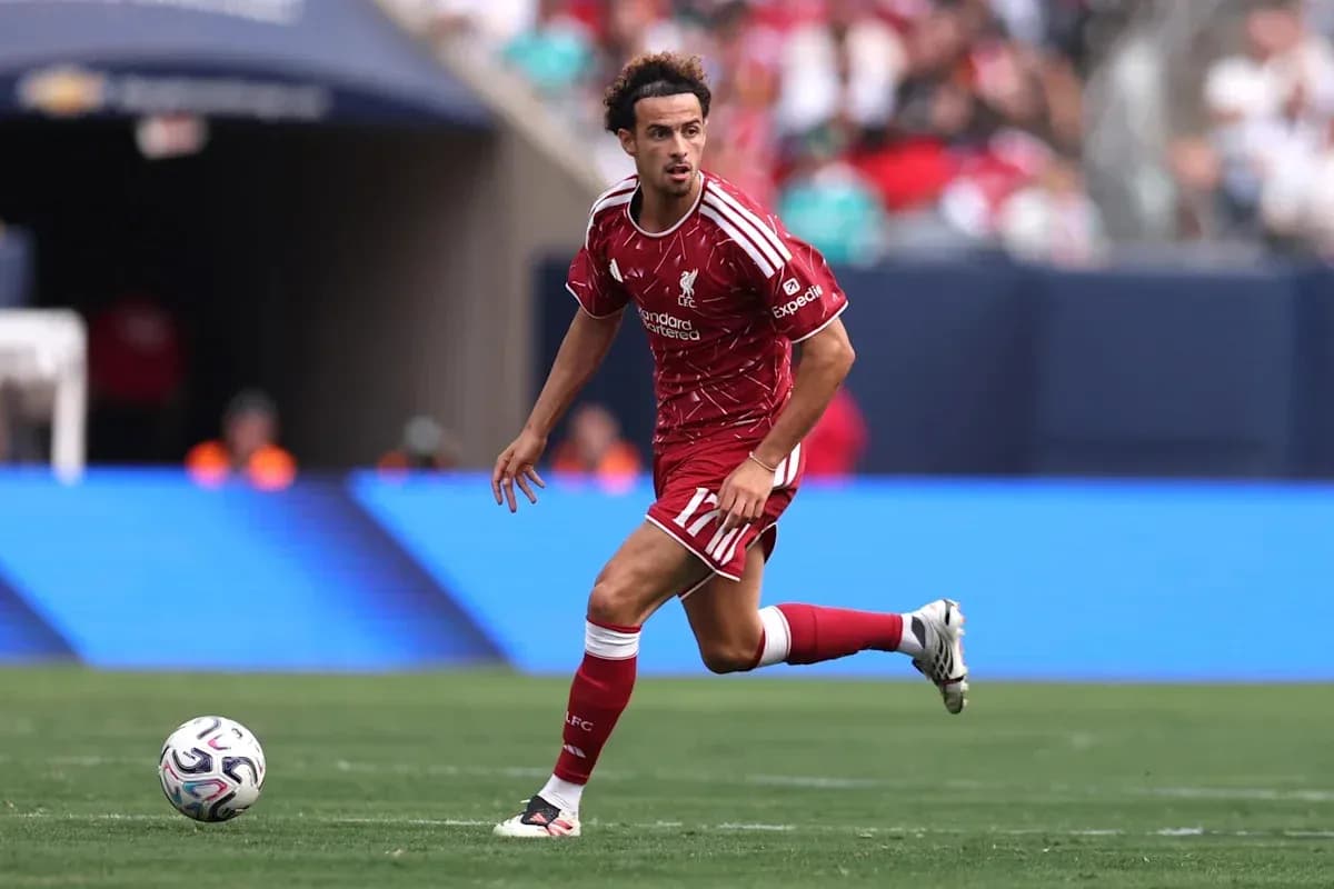 Jugador de Liverpool corriendo con el balón en campo