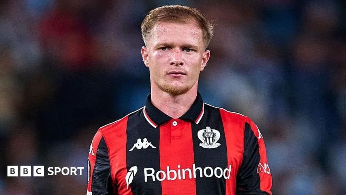 Jugador de fútbol con camiseta de Newcastle United