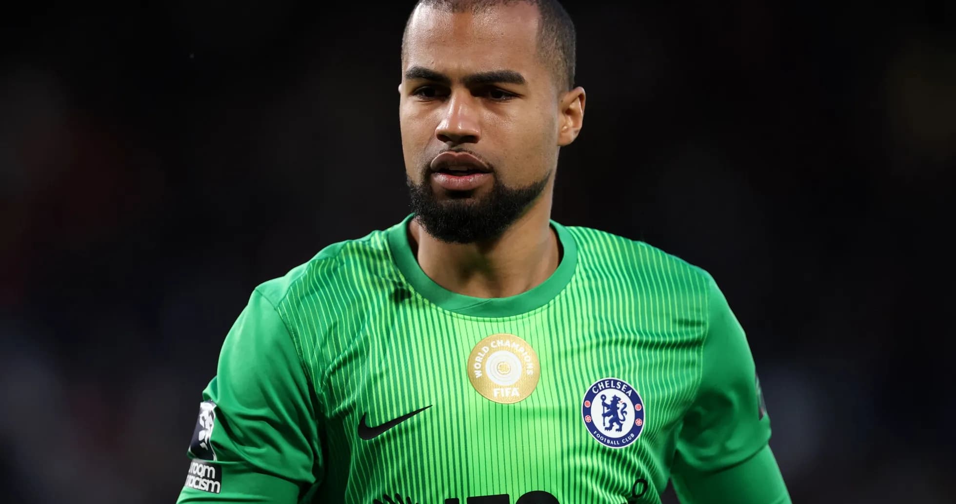 Portero de Chelsea con uniforme verde en acción