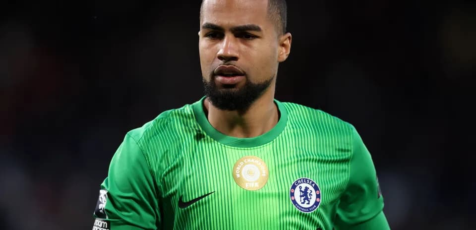 Portero de Chelsea con uniforme verde en acción