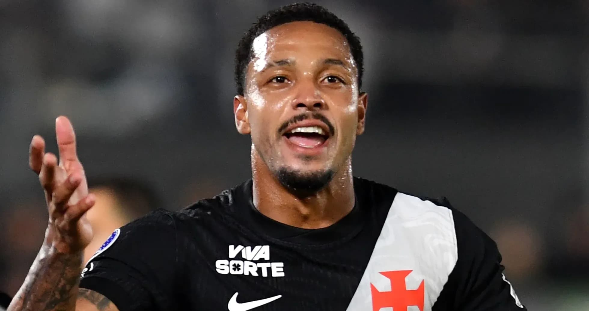 Jugador celebrando en partido con camiseta de Vasco