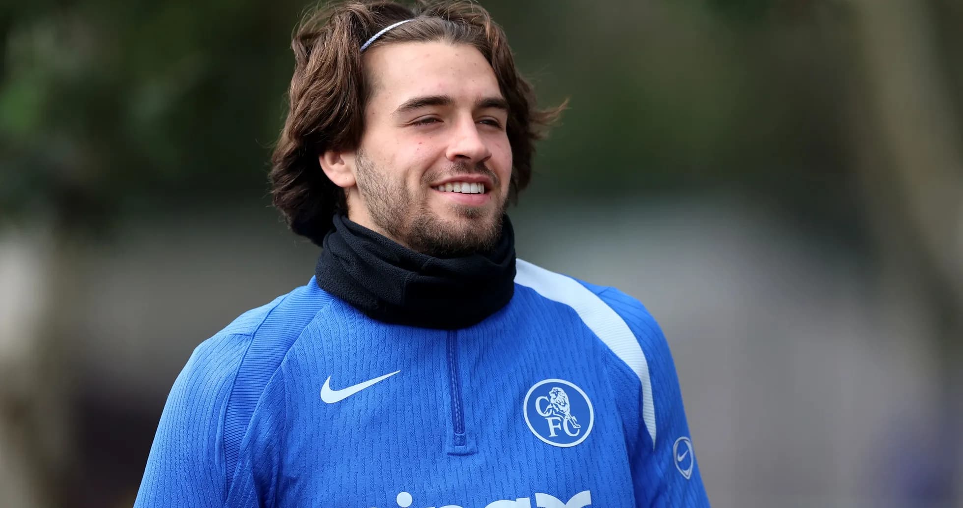 Jugador sonriendo durante sesión de entrenamiento
