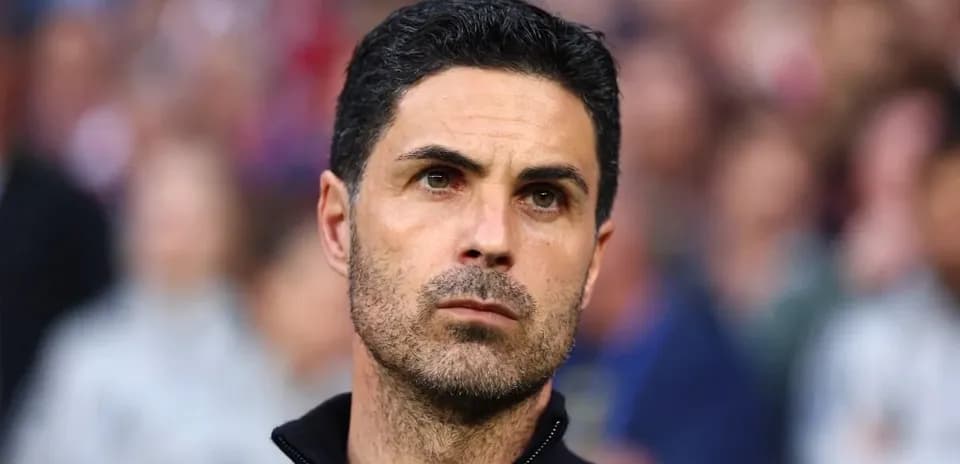 Entrenador observando durante el partido