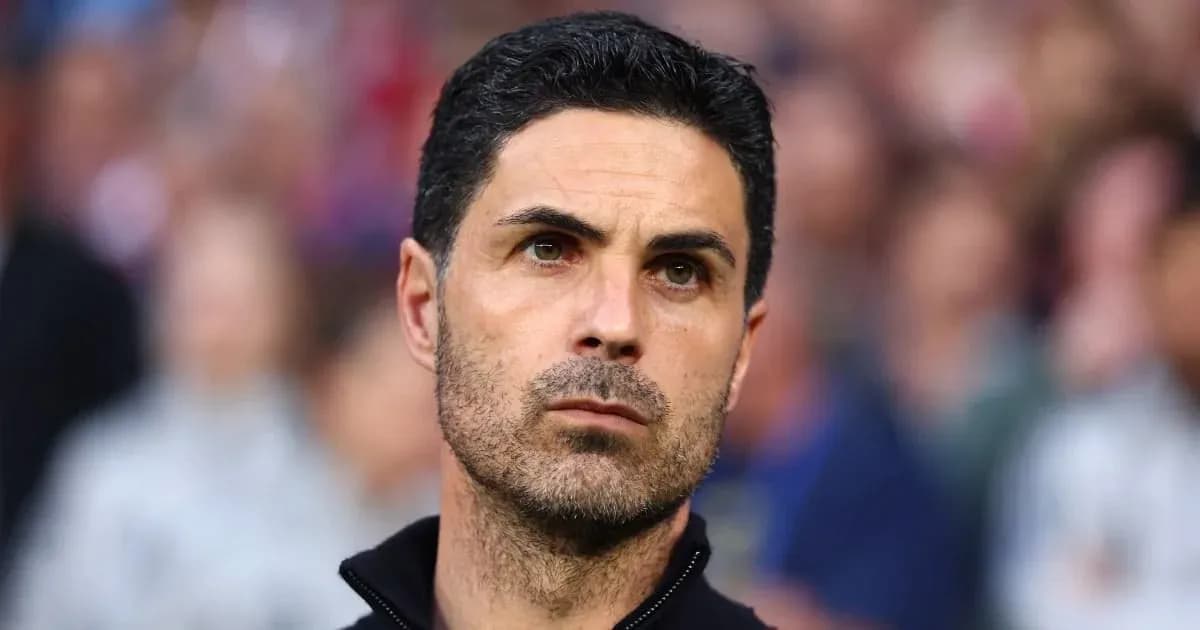 Entrenador observando durante el partido