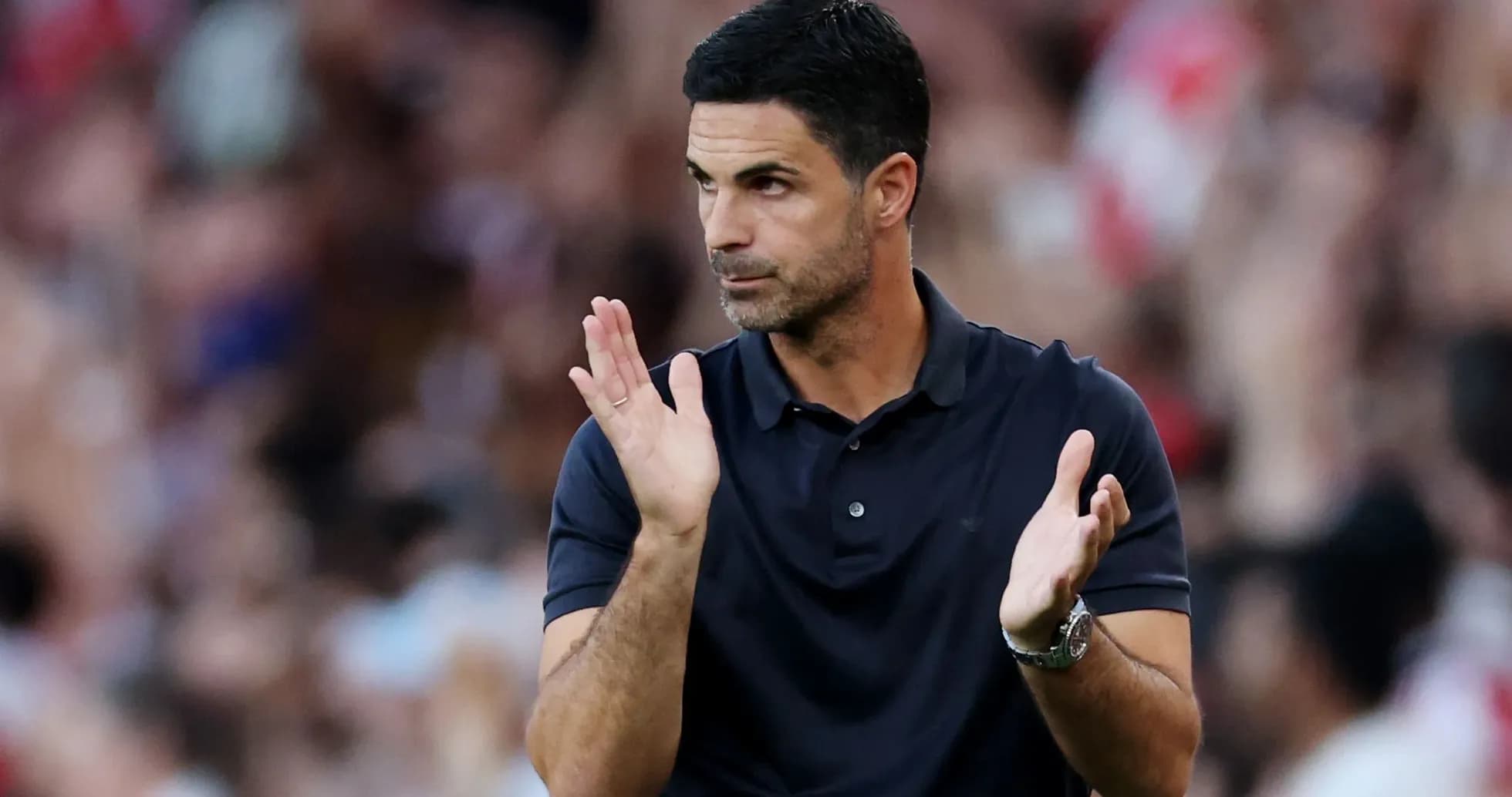 Entrenador aplaudiendo durante un partido