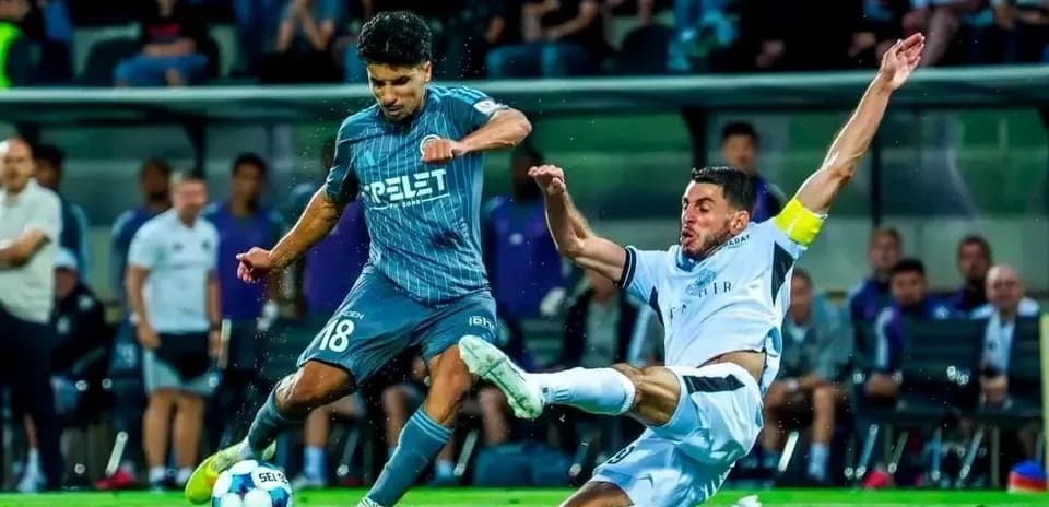 Jugadores compitiendo por el balón en el partido
