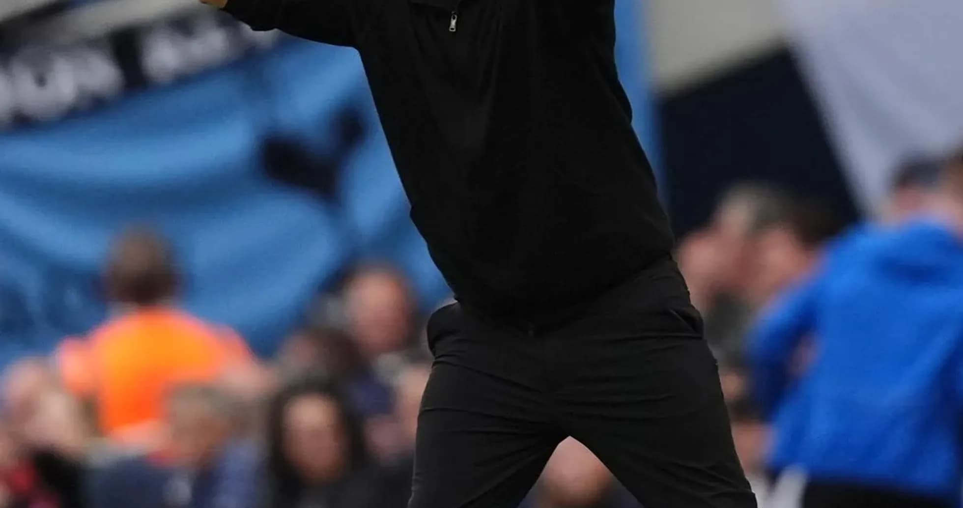 Entrenador gesticulando en la línea de banda