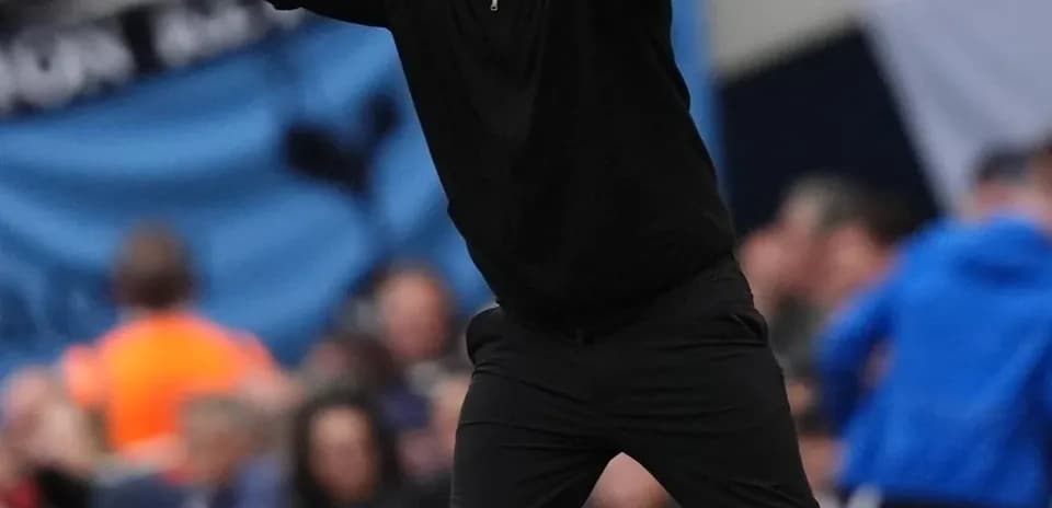 Entrenador gesticulando en la línea de banda