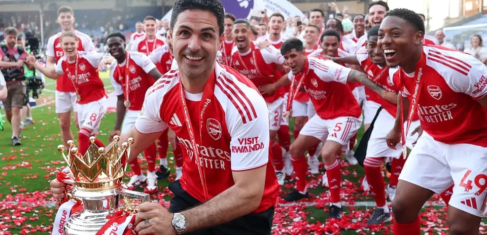Mikel Arteta y jugadores de Arsenal celebrando el título