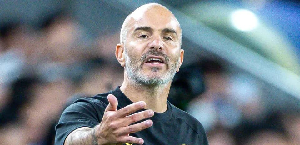 Entrenador dirigiendo a su equipo durante el partido