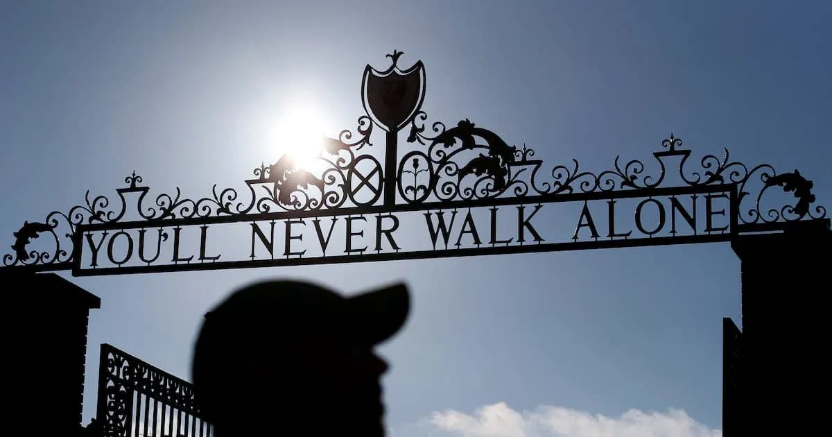 Cartel 'You'll Never Walk Alone' con silueta de persona