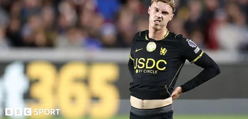 Jugador de Chelsea ajustándose la camiseta en el campo