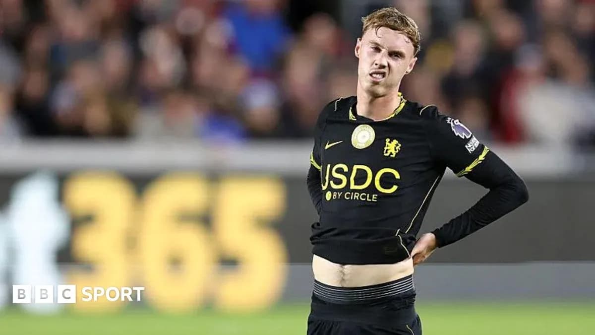 Jugador de Chelsea ajustándose la camiseta en el campo
