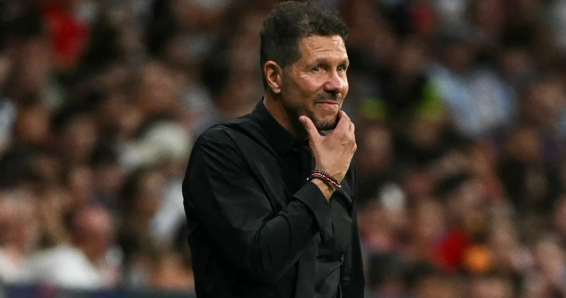 Entrenador en la línea de banda durante un partido