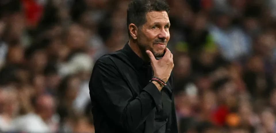 Entrenador en la línea de banda durante un partido
