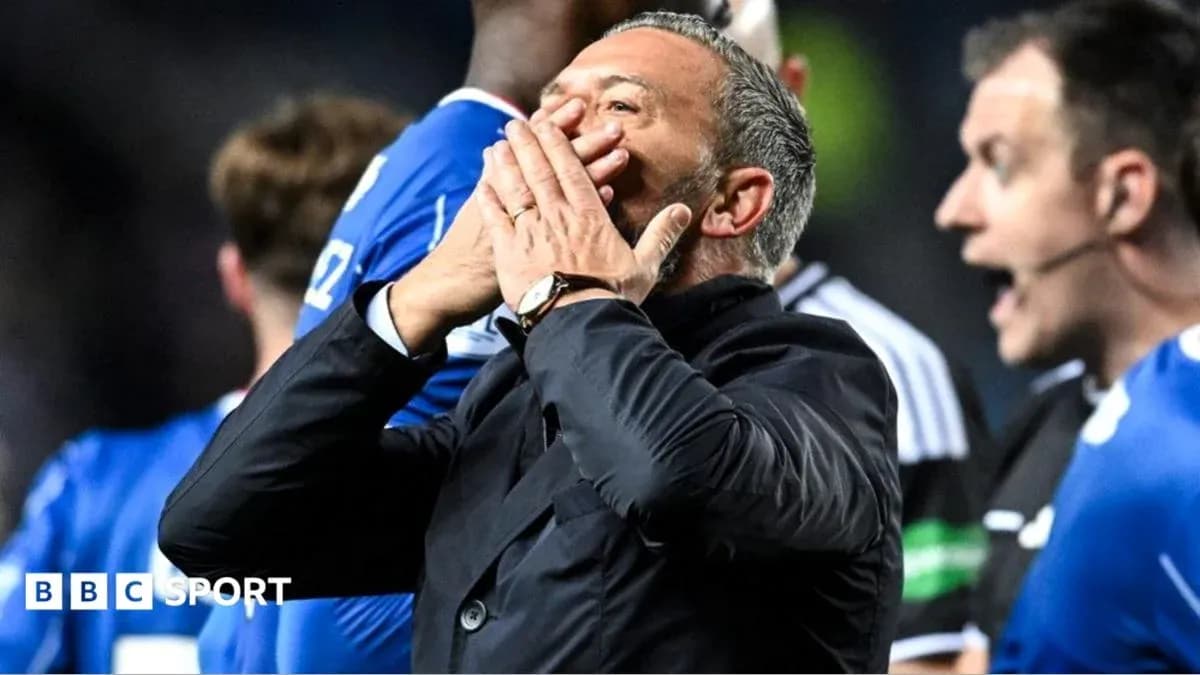 Entrenador reaccionando durante un partido de fútbol