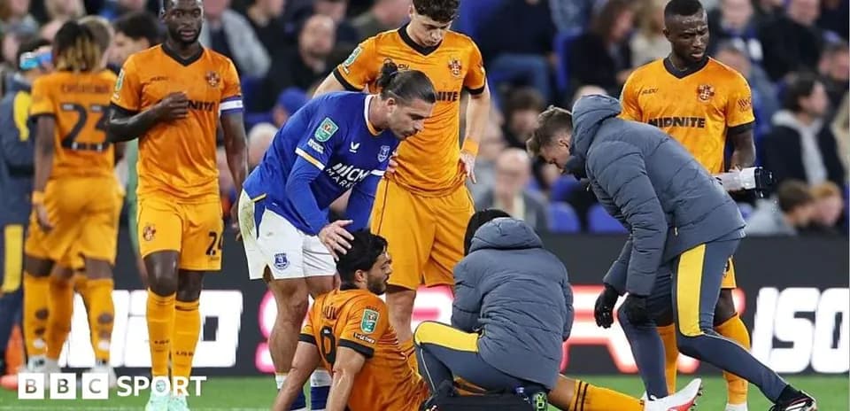 Jugadores y médicos atendiendo a un jugador lesionado
