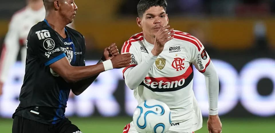 Jugadores de Flamengo e Independiente del Valle en acción