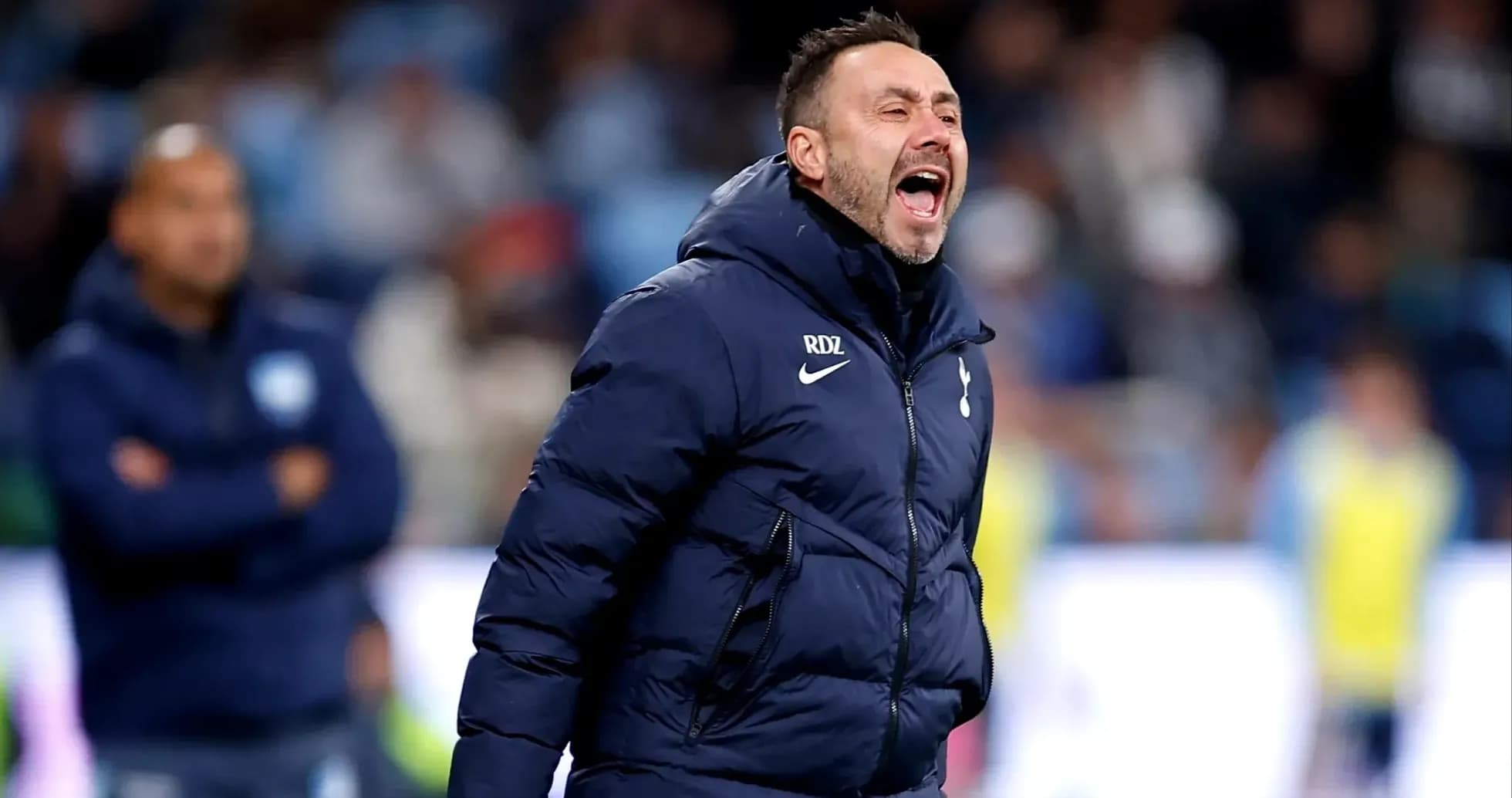 Entrenador dirigiendo desde la banda durante el partido