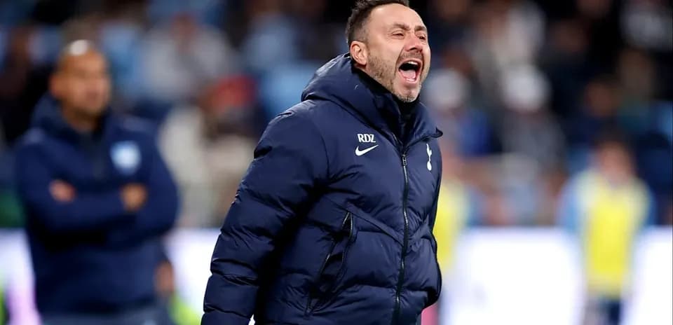Entrenador dirigiendo desde la banda durante el partido