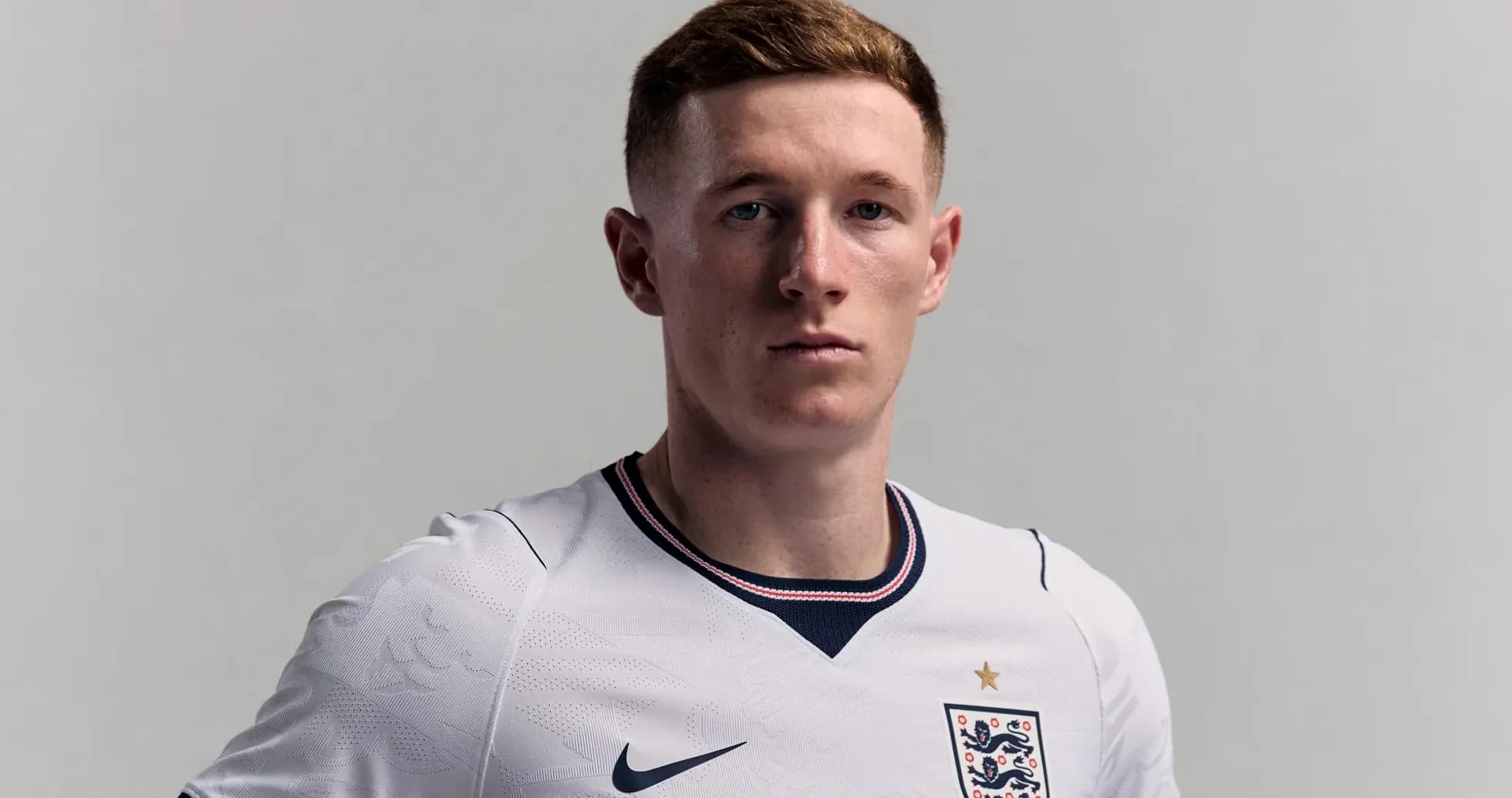 Jugador de Inglaterra posando con camiseta blanca