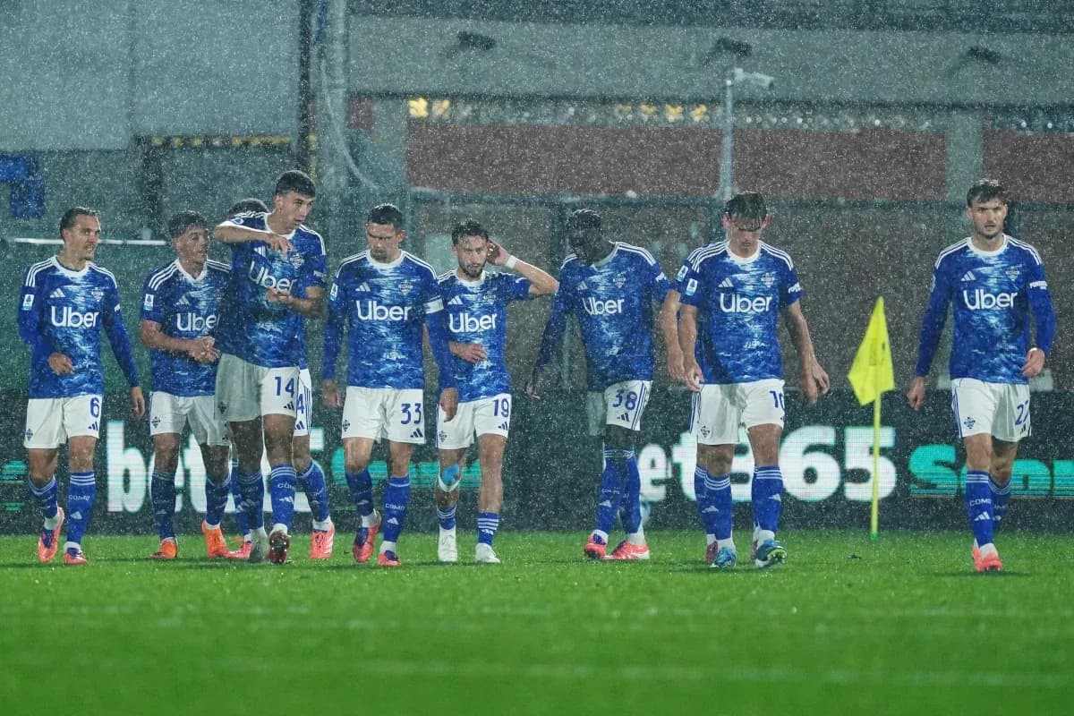 Jugadores de Como en partido de fútbol