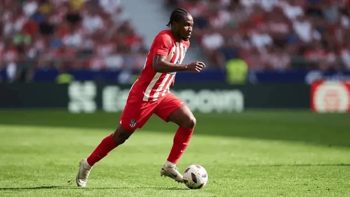 Jugador del Atlético de Madrid corriendo con el balón