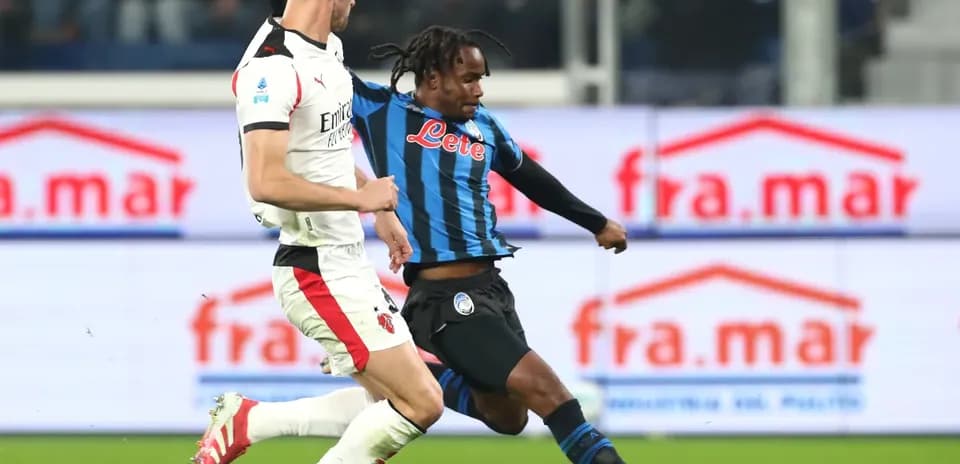 Jugador de Atalanta driblando a jugador de AC Milan