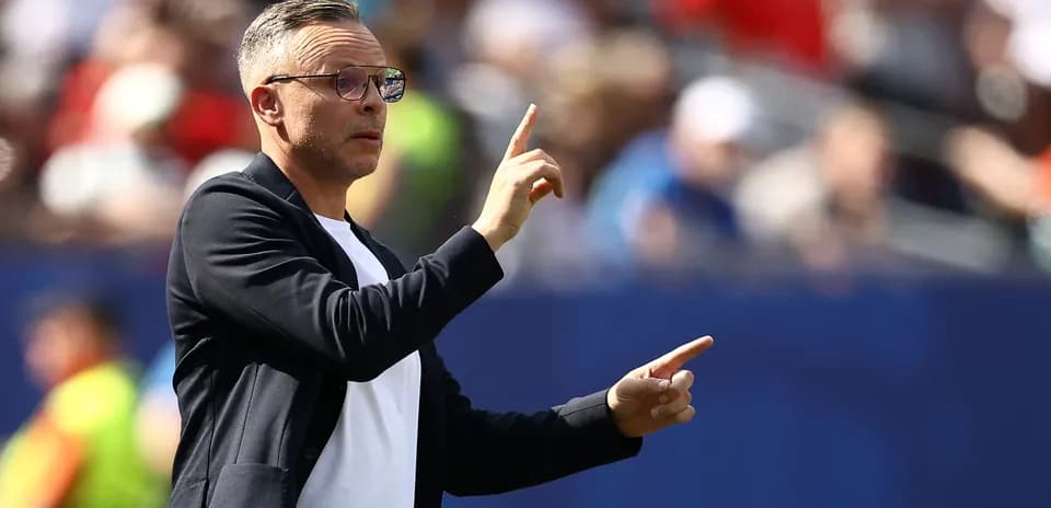 Entrenador dando instrucciones desde la línea de banda