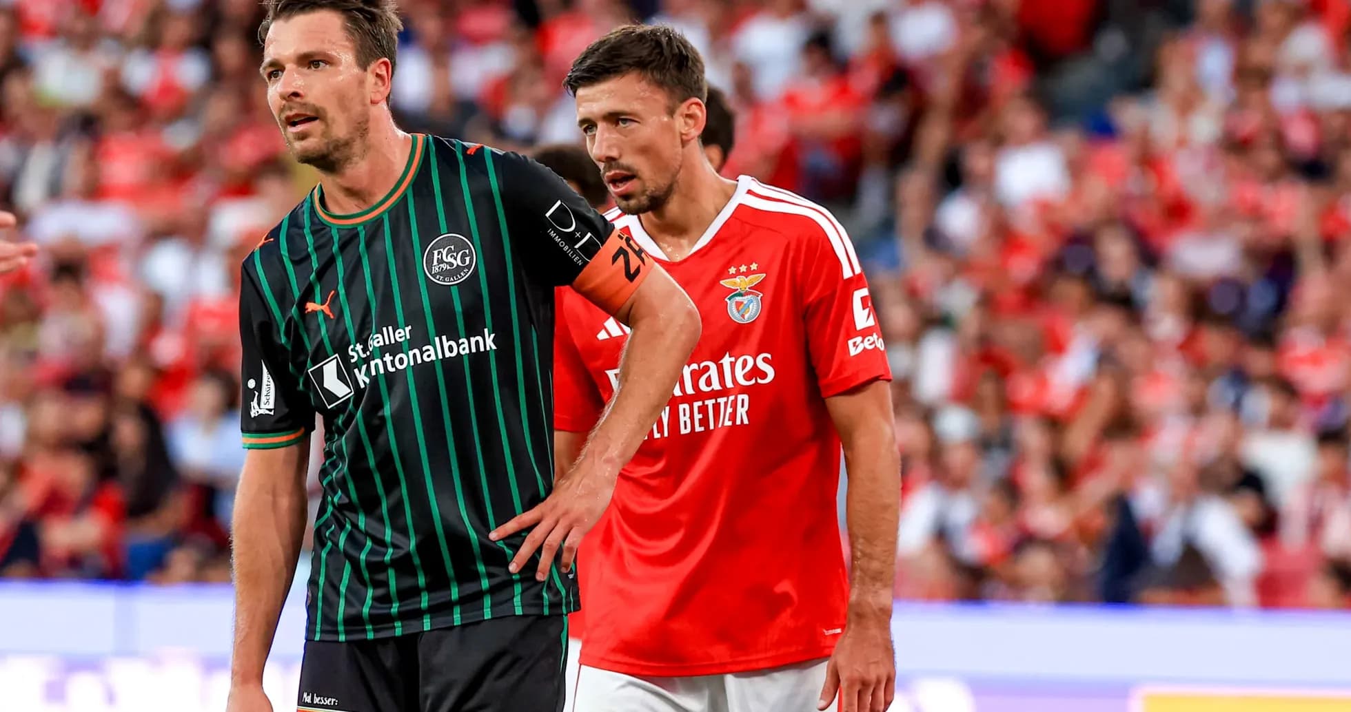 Jugadores de Benfica y FC St. Gallen en acción