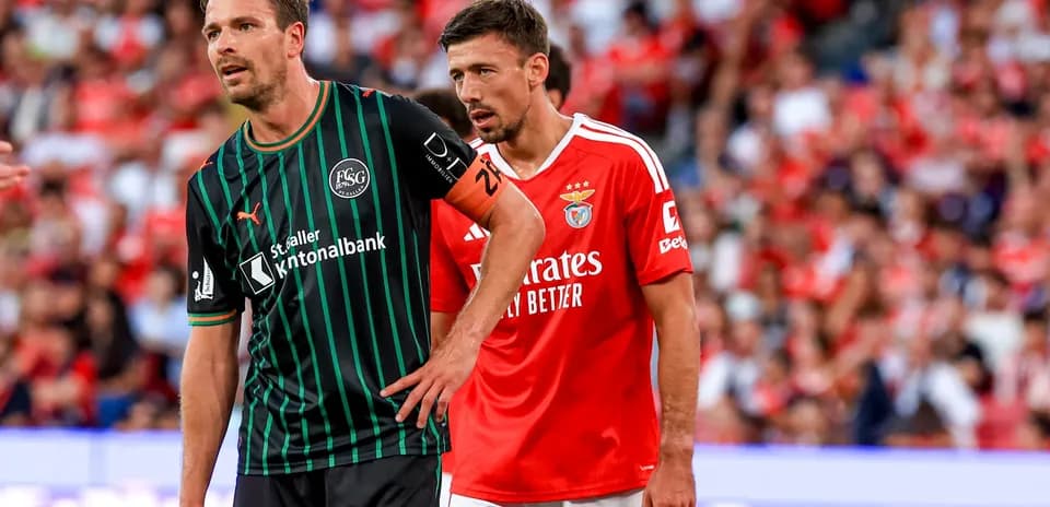 Jugadores de Benfica y FC St. Gallen en acción