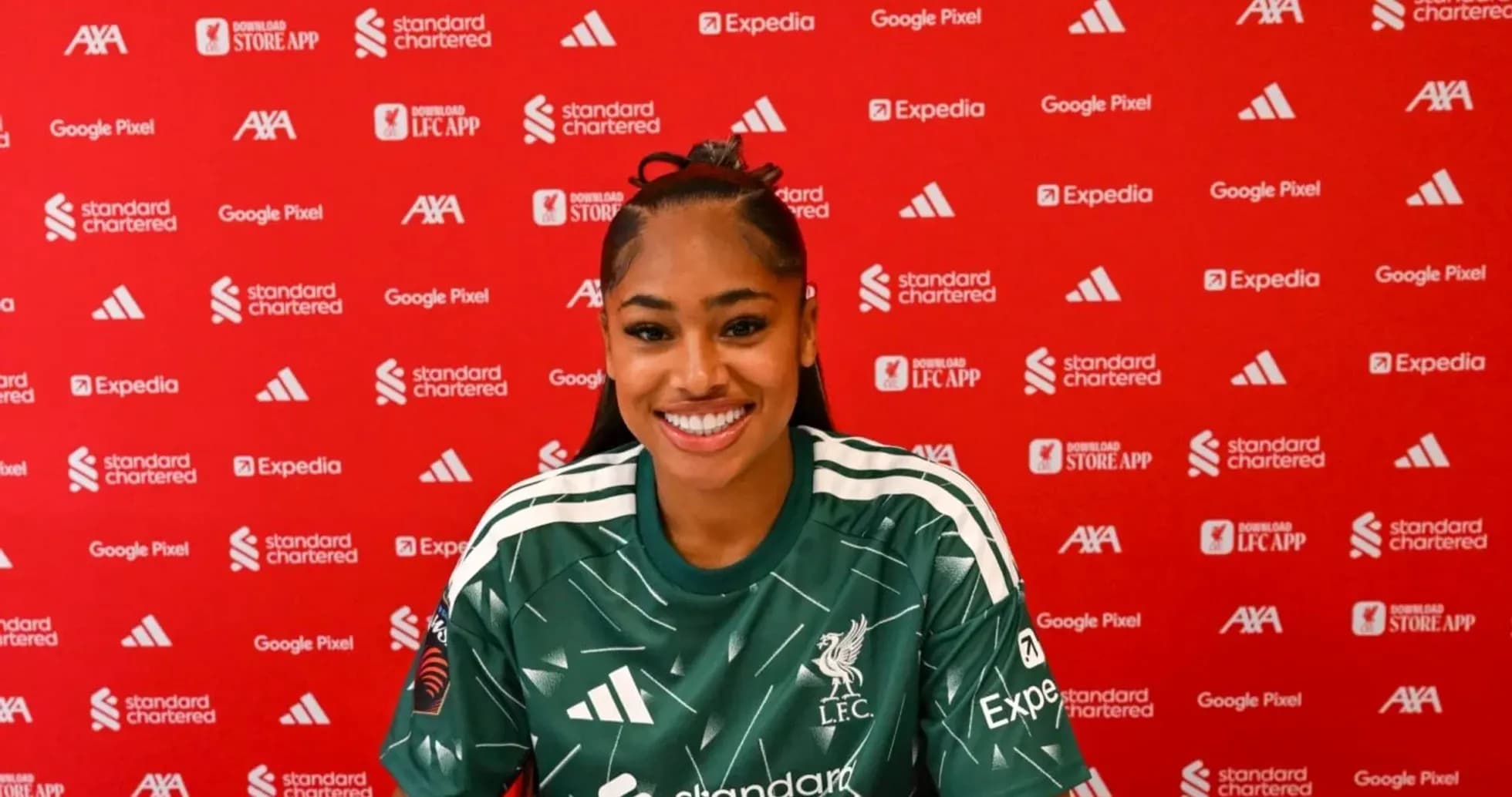 Jugadora de Liverpool posando en conferencia de prensa