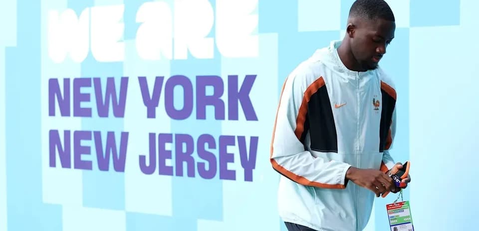 Jugador caminando frente a mural 'WE ARE NEW YORK NEW JERSEY'