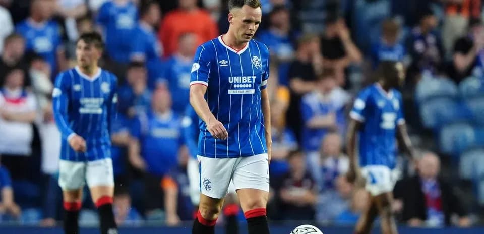 Jugador de Rangers caminando en el campo durante partido