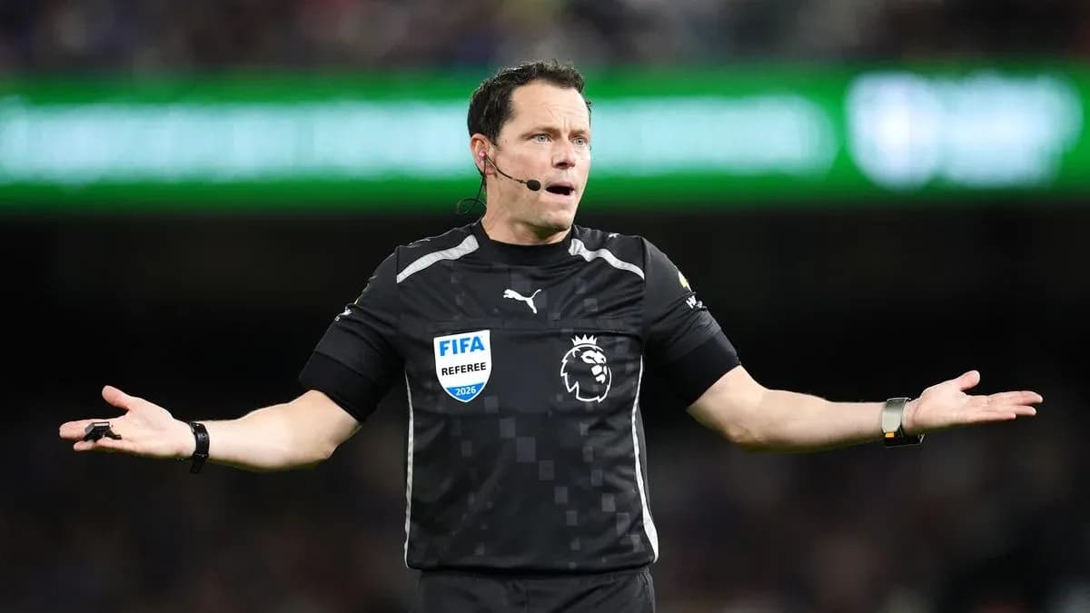 Árbitro mostrando señales durante un partido de fútbol