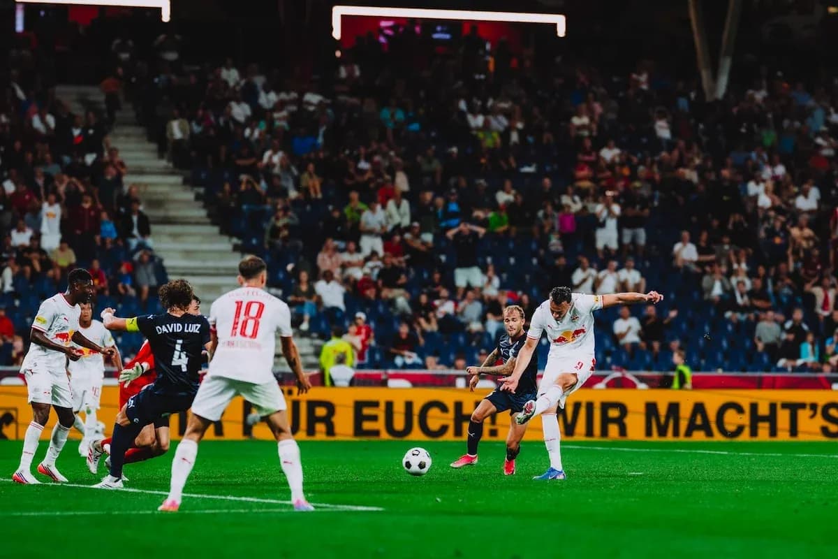 Jugador de Red Bull Salzburg disparando a portería