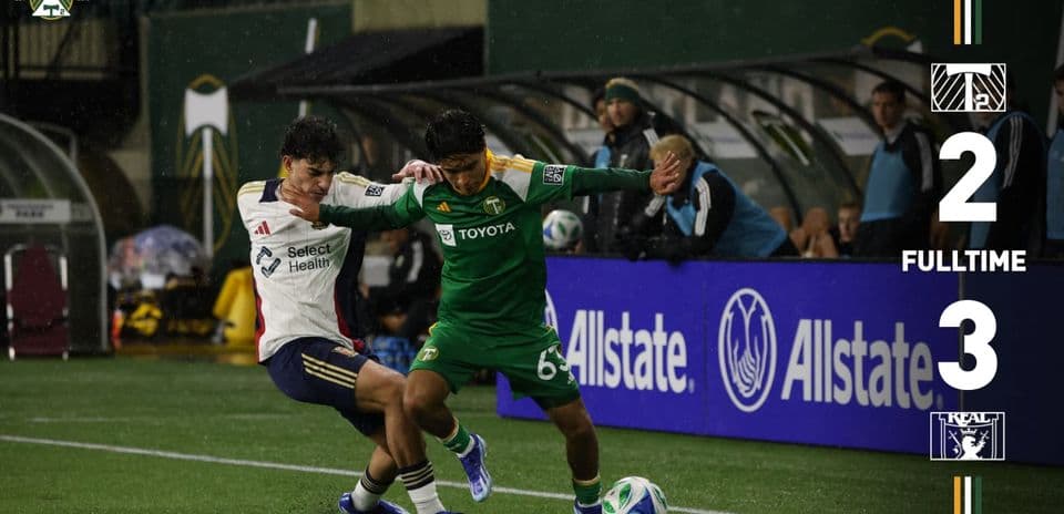 Jugadores de Real Monarchs y Portland Timbers II en acción