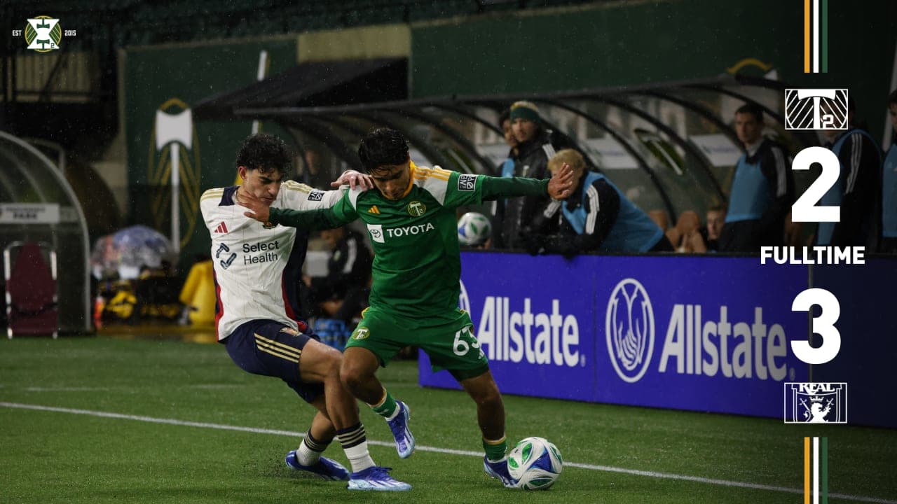Jugadores de Real Monarchs y Portland Timbers II en acción