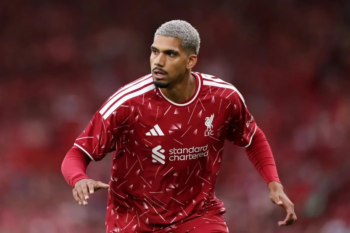 Jugador de Liverpool corriendo en el campo de juego