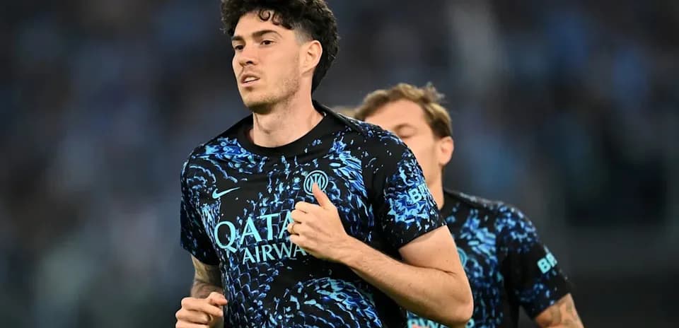 Jugador corriendo durante calentamiento en el campo