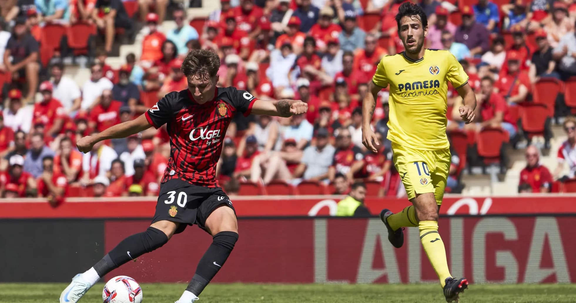 Jugador de Mallorca disparando durante el partido