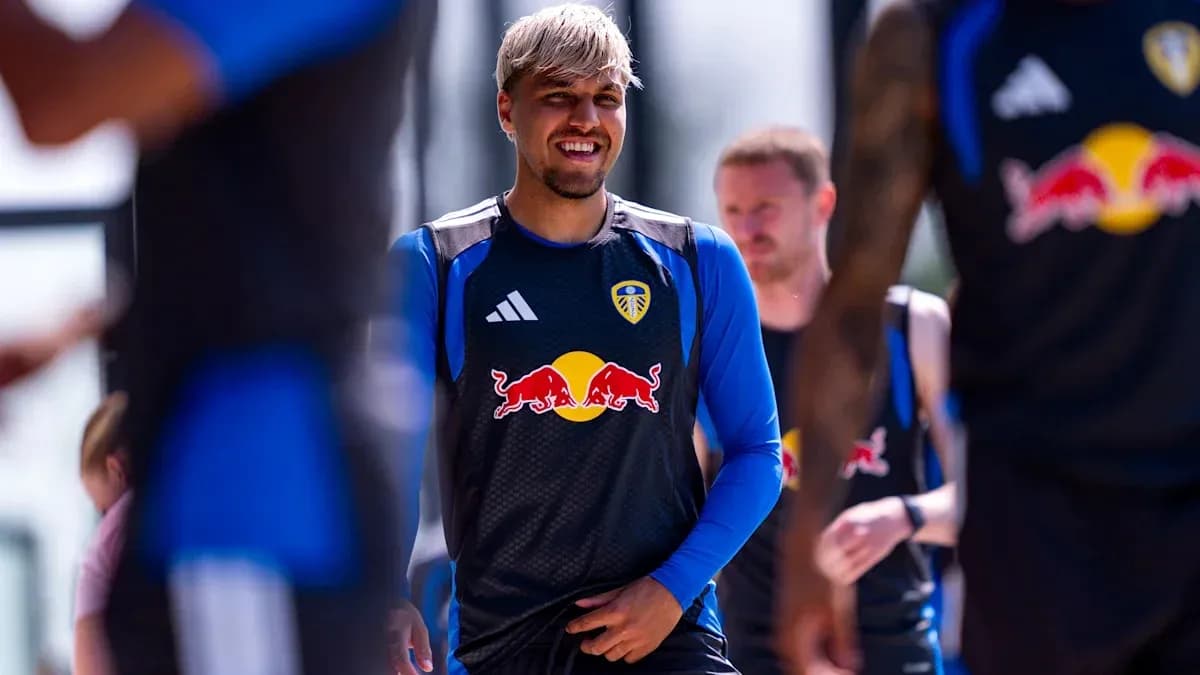 Jugador de Leeds United durante sesión de entrenamiento