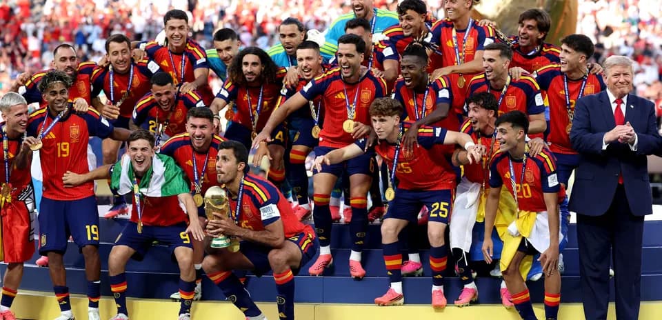 Jugadores de España celebrando con trofeo del Mundial