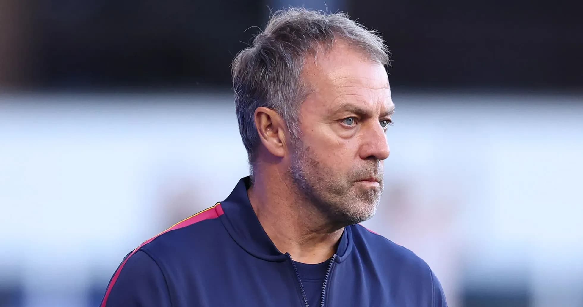 Entrenador observando el partido desde la línea lateral